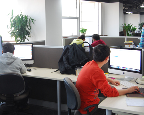 米聊內(nèi)部隨處可見的辦公屏風(fēng)辦公桌